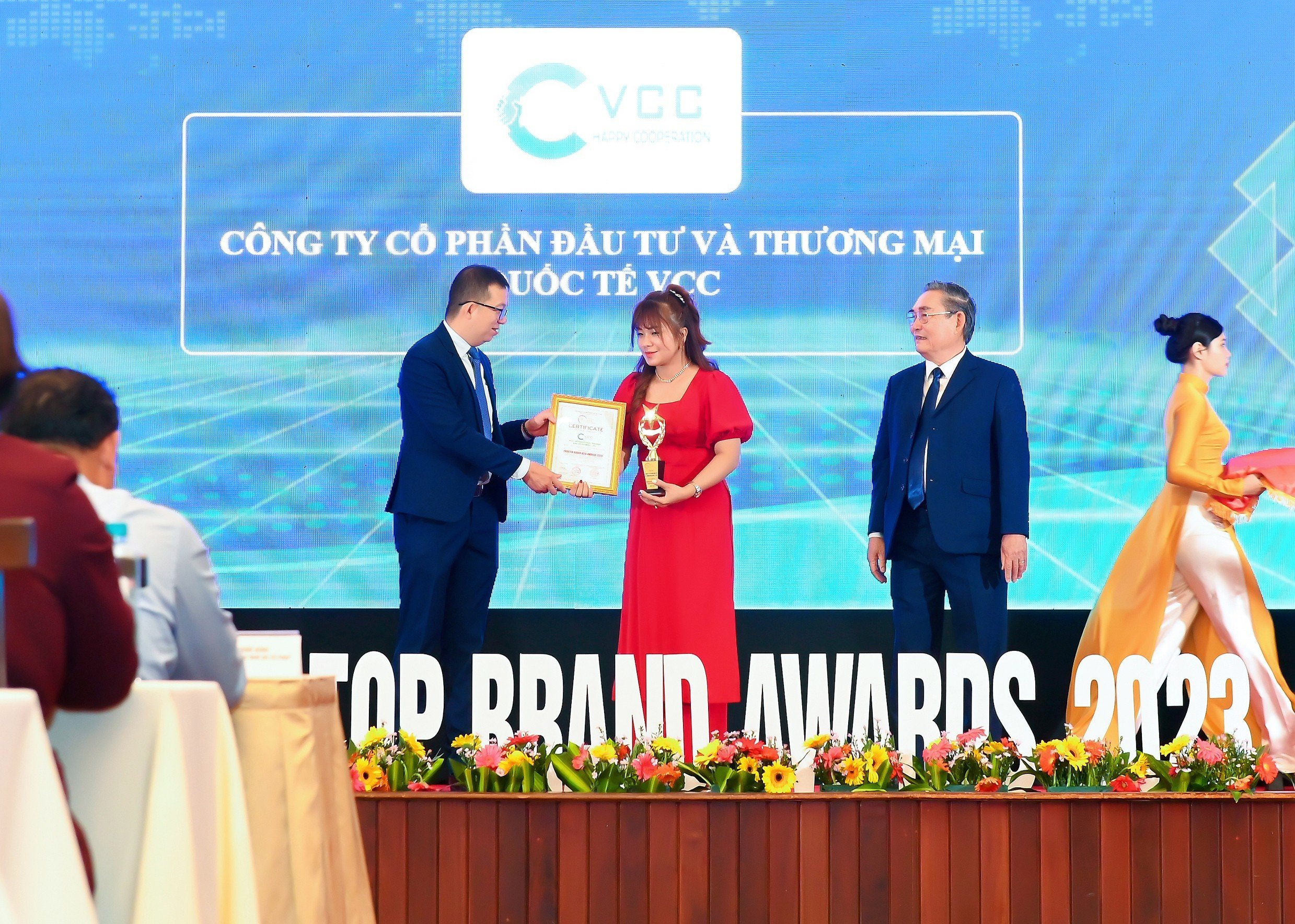 Đại diện VCC nhận giải thưởng danh giá “Thương Hiệu tín nhiệm hàng đầu Châu Á”
