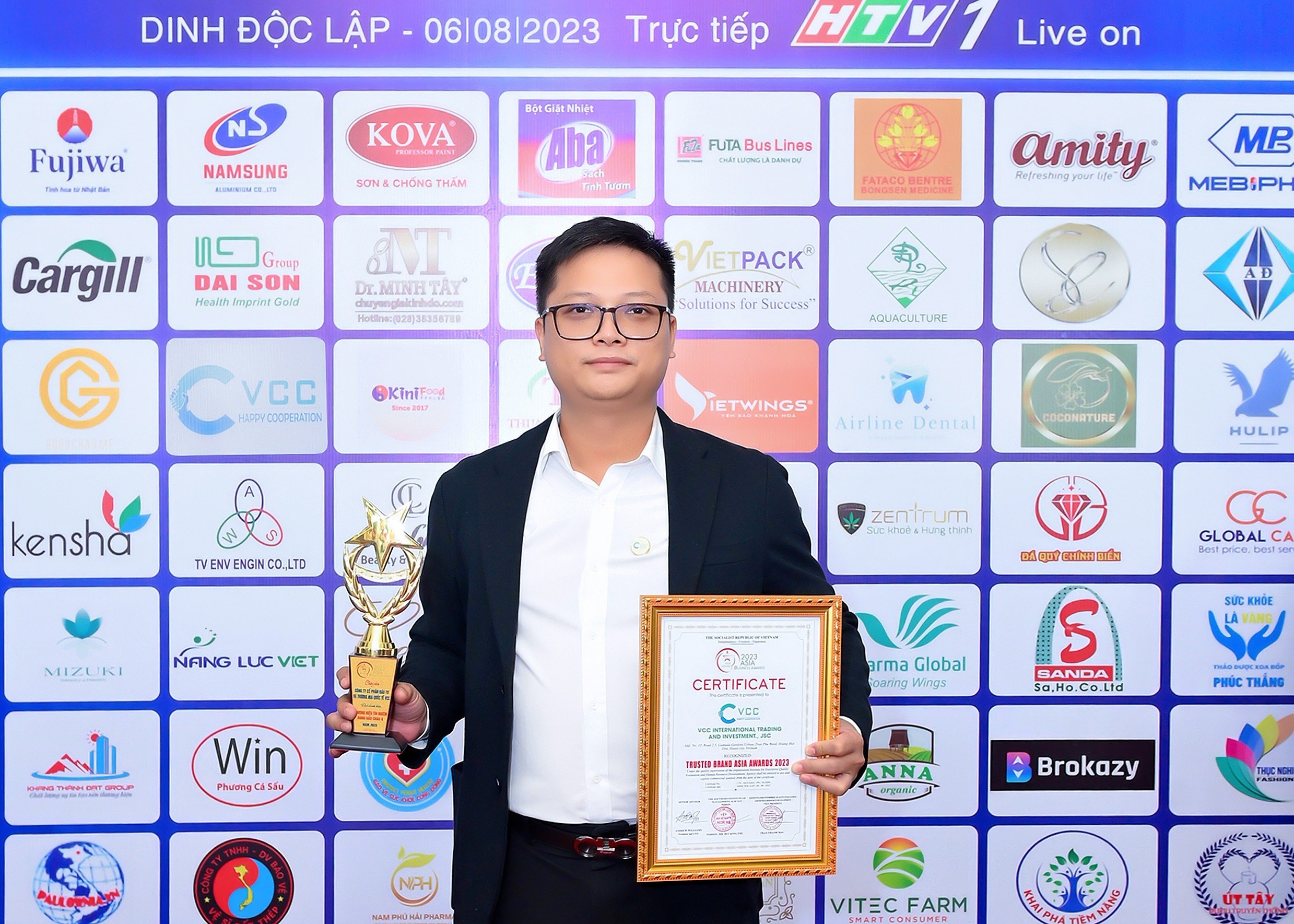 Ông Nguyễn Văn Thành - Chủ tịch Công ty cổ phần đầu tư và thương mại quốc tế VCC chụp lưu niệm cùng giải thưởng.