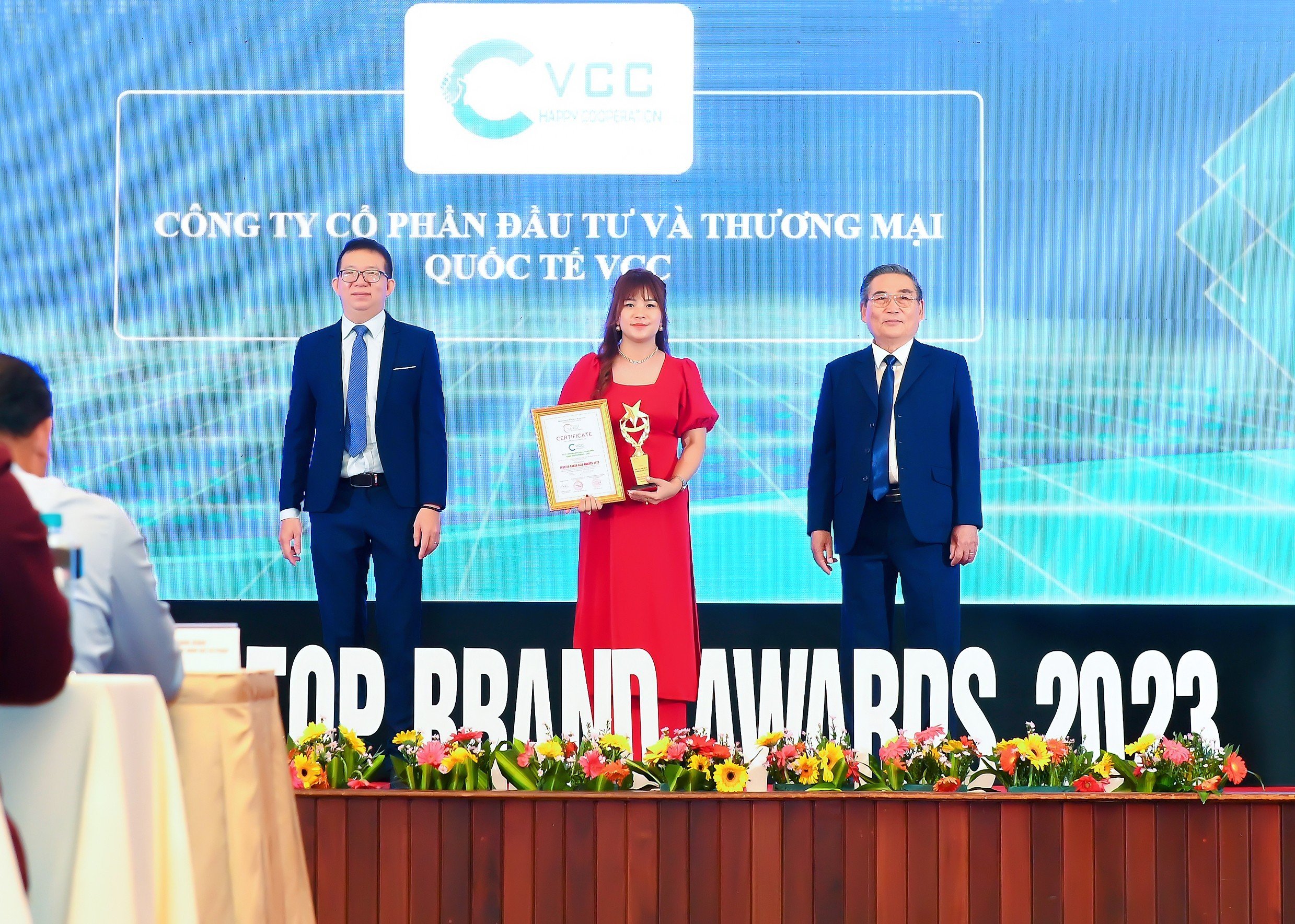 Đại diện VCC được trao tặng giải thưởng về hạng mục “Thương hiệu” tín nhiệm hàng đầu