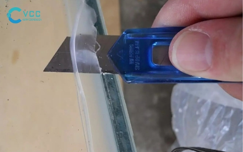 Tẩy keo silicone trên bề mặt kính